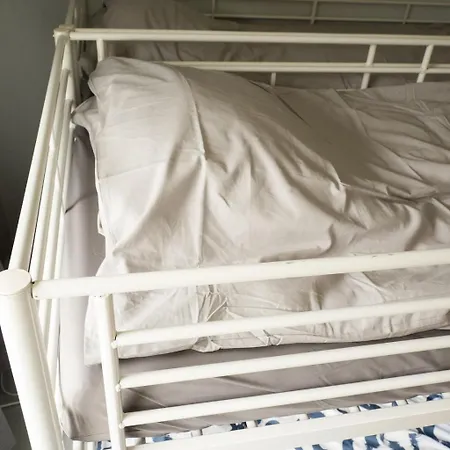 Lepopaikka Lokinpesae, Ja Hostel Ahlainen