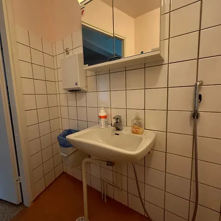 Lepopaikka Lokinpesae, Ja * Ahlainen