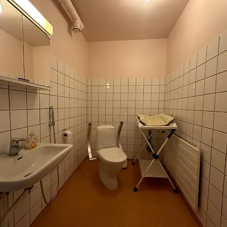 Lepopaikka Lokinpesae, Ja * Ahlainen