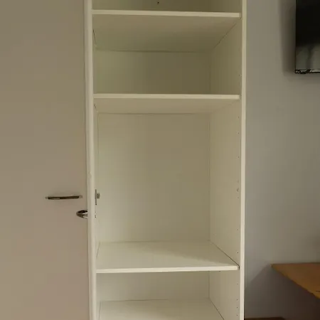 Lepopaikka Lokinpesae, Ja Hostel Ahlainen