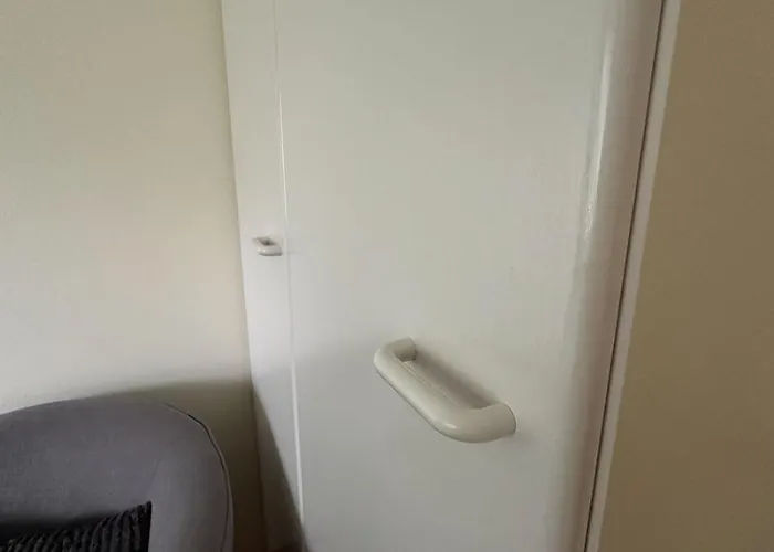 Lepopaikka Lokinpesae, Ja Ostello Ahlainen