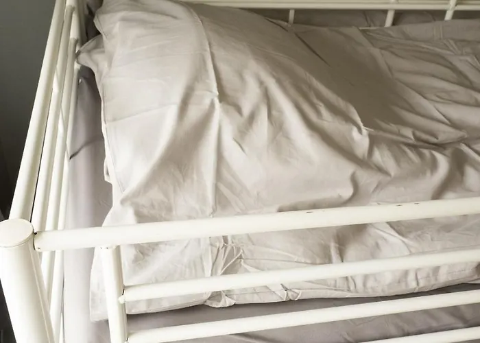 Lepopaikka Lokinpesae, Ja Ostello Ahlainen