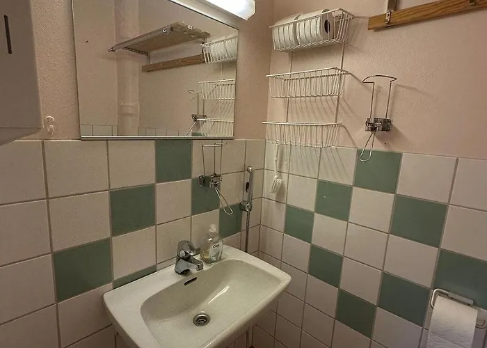 Lepopaikka Lokinpesae, Ja Ostello