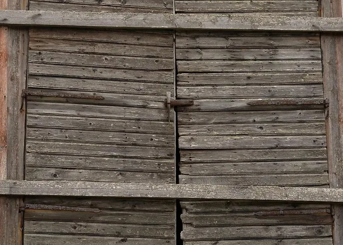 Lepopaikka Lokinpesae, Ja Ostello Ahlainen