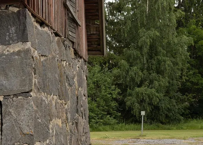 Lepopaikka Lokinpesae, Ja * Ahlainen