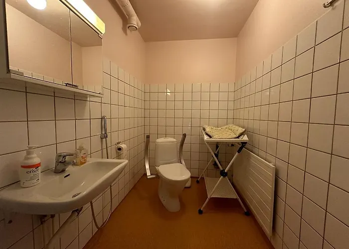 Lepopaikka Lokinpesae, Ja * Ahlainen