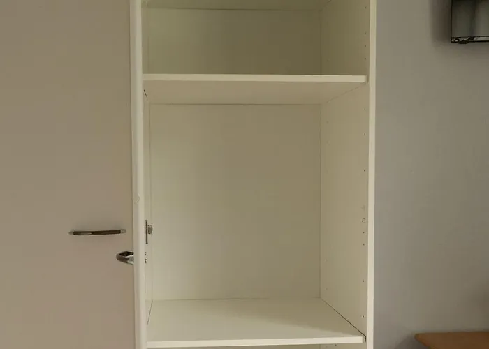 Lepopaikka Lokinpesae, Ja Ostello Ahlainen